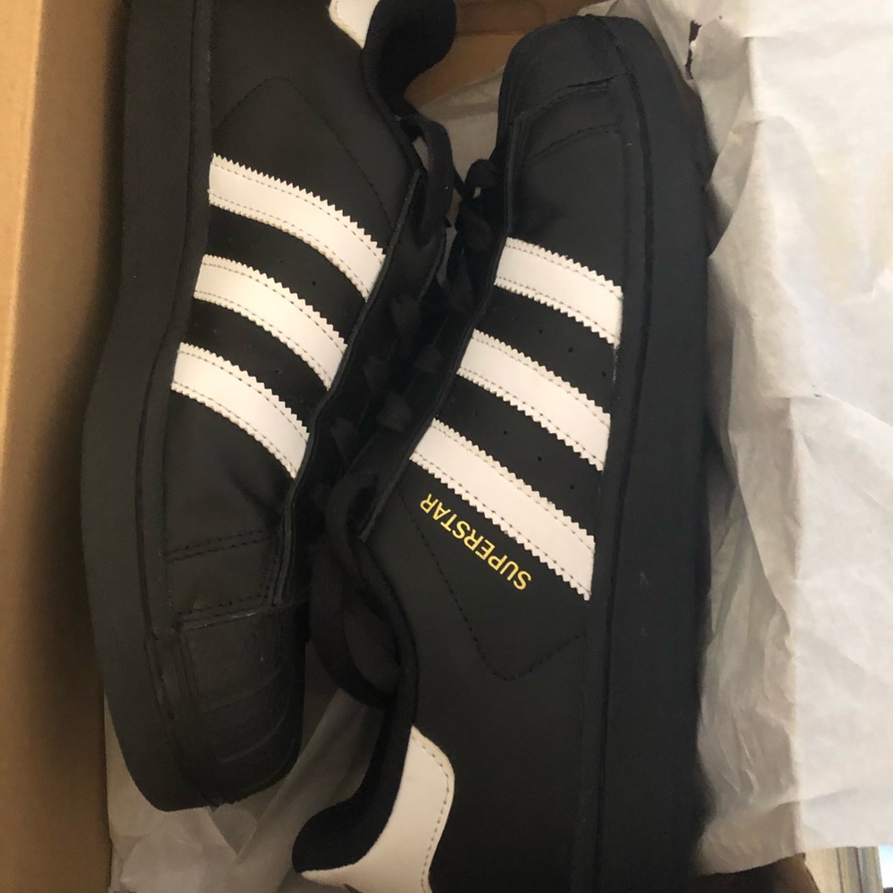 Black/ white Adidas superstars ! Worn once !